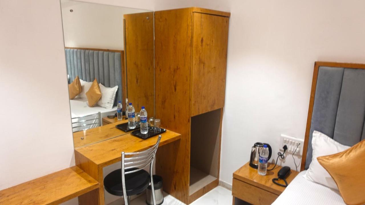Hotel Palms Residency, Chembur Mumbai  Buitenkant foto